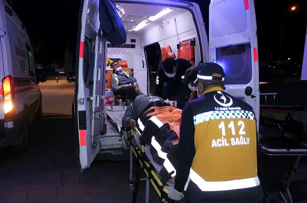 Aksaray'da işçileri taşıyan minibüs devrildi! Yaralılar var