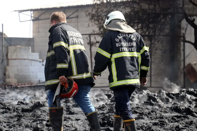 Gaziantep'de plastik malzemelerinin satıldığı iş yerinde yangın! 5 araç kullanılamaz halde-3