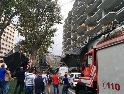 Taksim’de inşaat iskelesi çöktü
