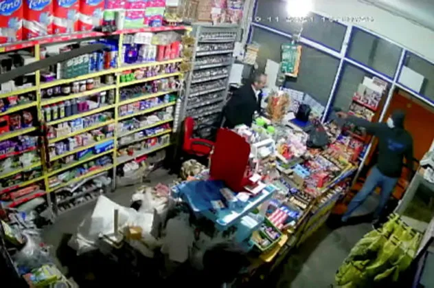 Adana’da market sahibine iş yerinde silahlı saldırı! Oğlu da karşılık verdi...