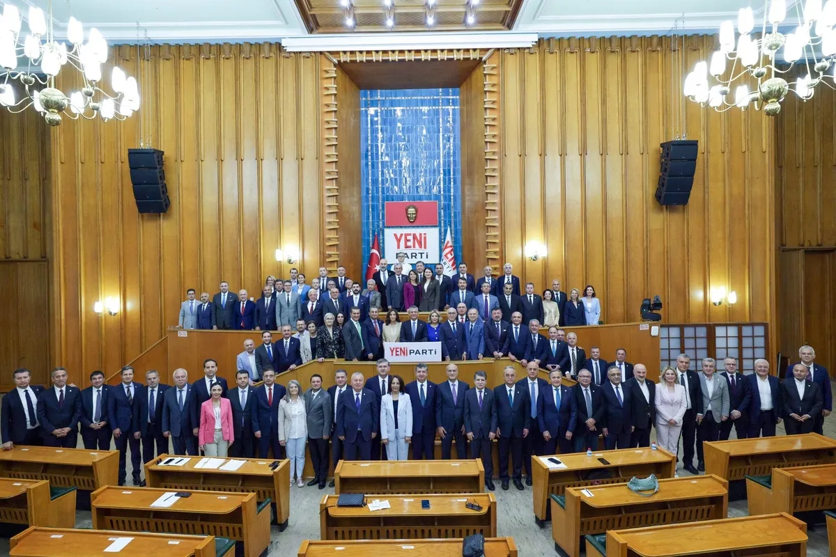 ozgur-ozel-topal-ordek-kaldi-sisirilmis-anketlerde-yeni-partiyi-kurtaramadi-3-arastirmada-tek-birinci-ak-parti-1786681995781.jpeg Özgür Özel "topal ördek" kaldı! YENİ Parti'nin anket balonu patladı: 3 araştırmada tek birinci AK Parti-5