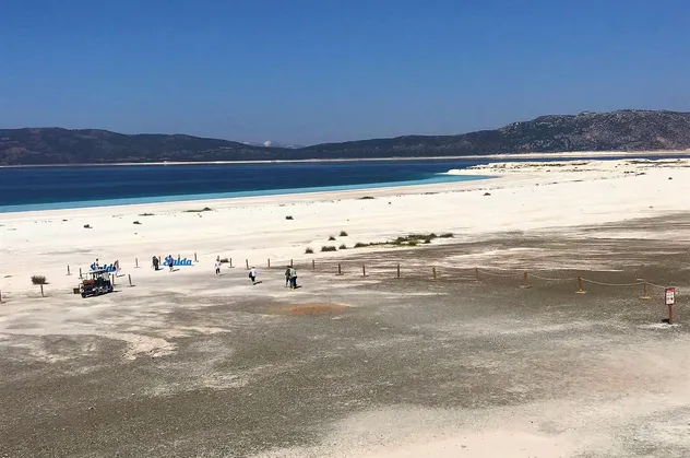 Salda Gölü'ne akın eden tatilciler hayran kaldı