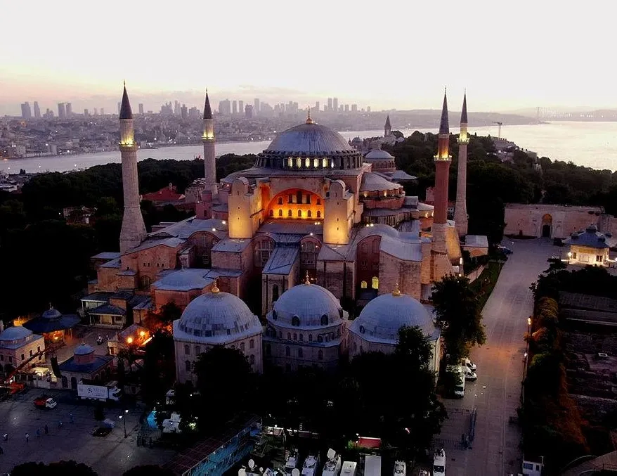 Zincirler kırıldı! Ayasofya ibadete açıldı