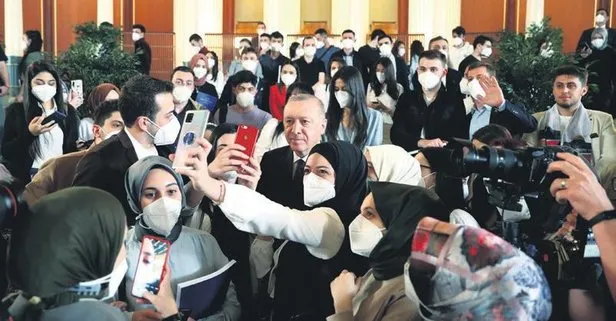 Başkan Recep Tayyip Erdoğan, ’Gençlerle kütüphane söyleşileri’ programında gençlerle bir araya geldi