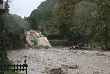 Sakarya Sapanca’da sağanak sonrası dere taştı: İki katlı evin yıkıldığı anlar kameraya yansıdı