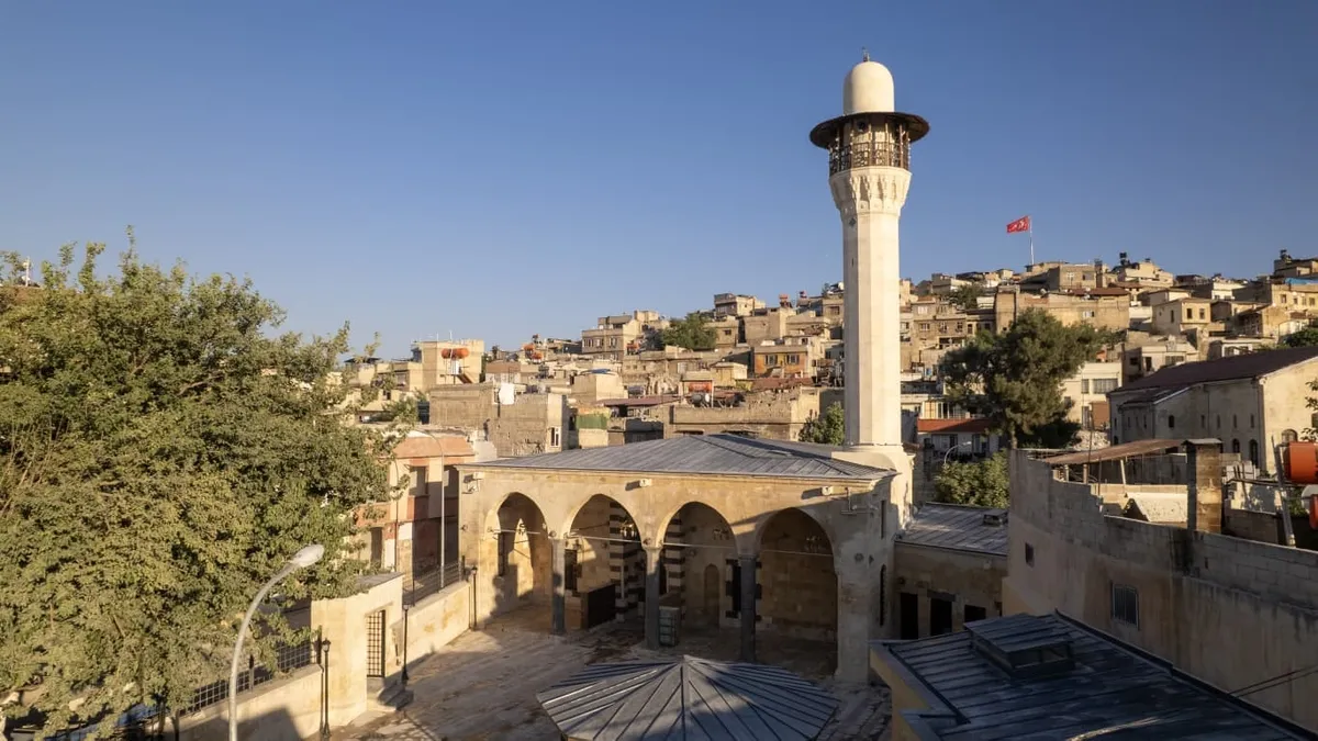 6 Şubat depremlerinde hasar gören iki tarihi cami yeniden ayağa kaldırıldı: Mevlid Kandili’nde kapılarını açıyor