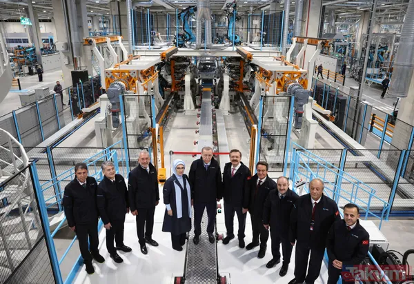 Başkan Erdoğan Togg'un direksiyonunda: Tekerine taş değmesin... Araç rengi için işaret ettiği Emine Erdoğan kararını verdi - 1