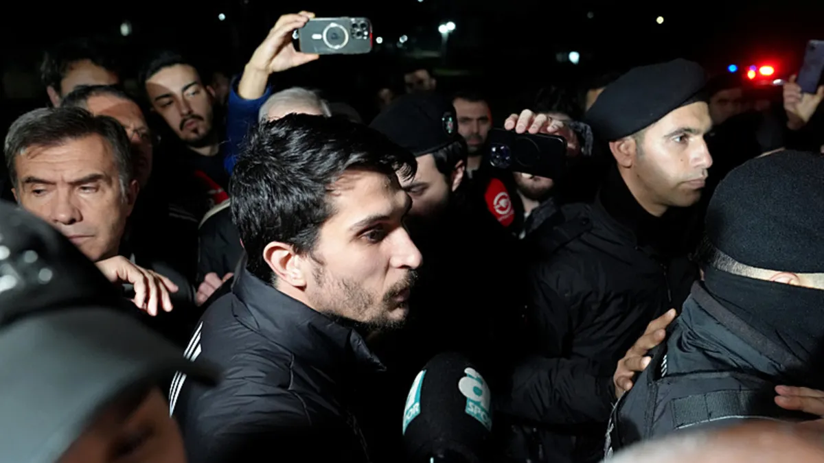 Beşiktaş'ta kaos bitmiyor! Taraftardan havalimanında tepki