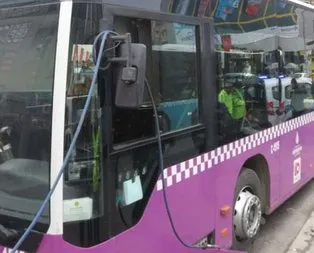 Kadıköy’de direksiyonu kilitlenen otobüs kaza yaptı!