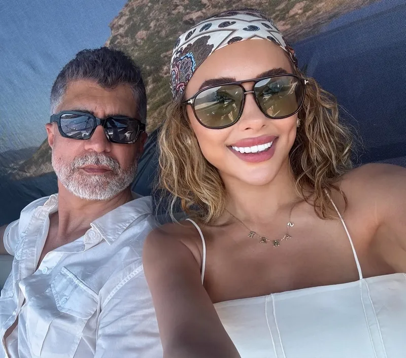 ozcan-denizin-esi-samar-dadgar-sinirlendiren-evlilik-teklifi-ilk-kez-anlatti-1766125850270.jpg Kaynak: Sosyal medya