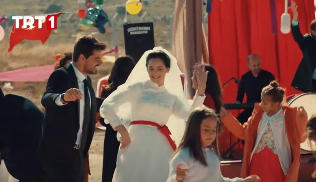 gonul-daginda-herkesin-kulak-kesilecegi-iki-mujde-var-usta-sanatci-kalplere-tesir-edecek-girisi-yapti-1637492615779.jpg Gönül Dağı'nda herkesin kulak kesileceği iki müjde var! Usta sanatçı kalplere tesir edecek girişi yaptı-2