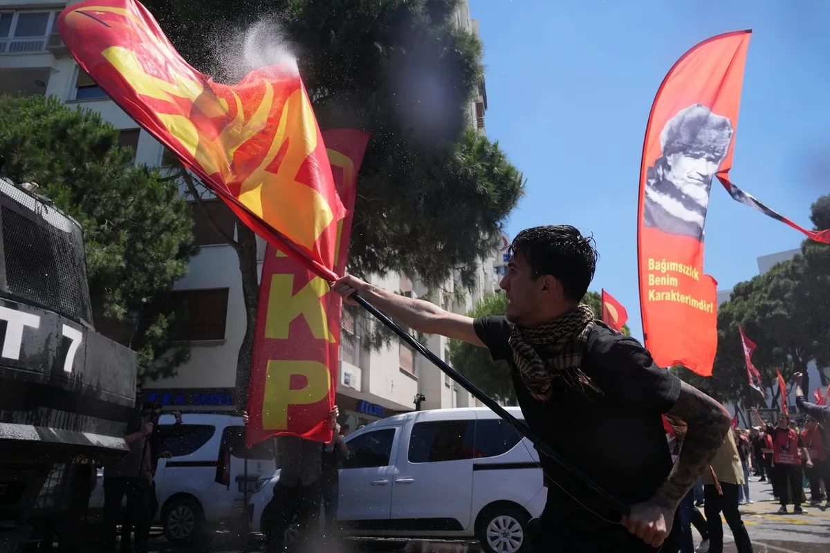 izmirde-izinsiz-miting-inadi-provokasyona-donustu-tomaya-saldiran-vandala-gozalti-1779799238818.jpeg İzmir’de izinsiz miting inadı provokasyona dönüştü | TOMA’ya saldıran vandala gözaltı | Özel'in meydan boş kaldı-2