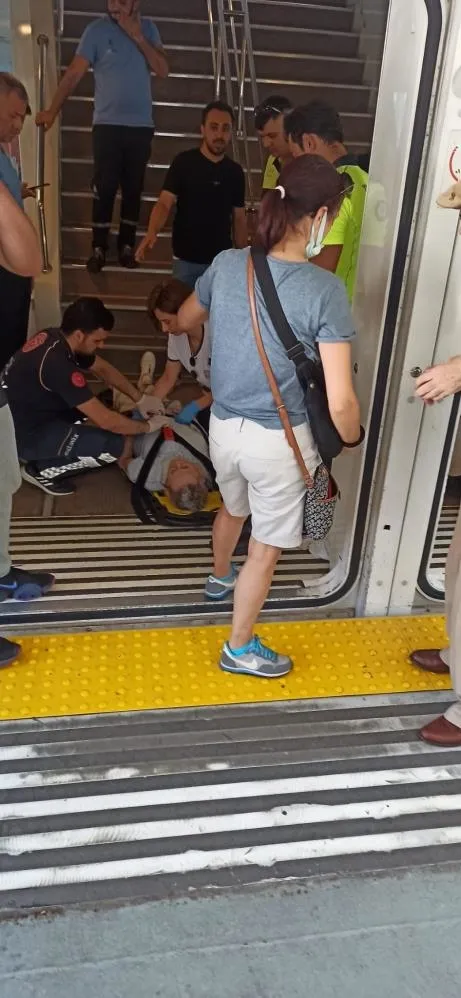 son-dakika-sehir-hatlari-vapuru-karakoy-iskelesine-carpti-yaralilar-var-1656760738019.jpg SON DAKİKA: Şehir Hatları Vapuru Karaköy İskelesi'ne çarptı! Yaralılar var-6