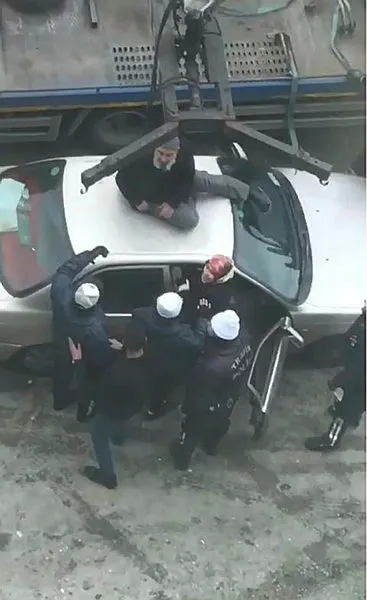 Ankara'da ilginç görüntü! Polislere engel olmak için her yolu denedi