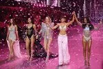 Adriana Lima, Bella-Gigi Hadid... Victoria’s Secret defilesinde görsel şov: Melekler kanatlandı