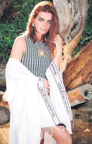 Pelin Karahan'ın yeni kazanç kapısı sosyal medya oldu! Hem parasını kazandı hem de bedavaya Fransa turu yaptı