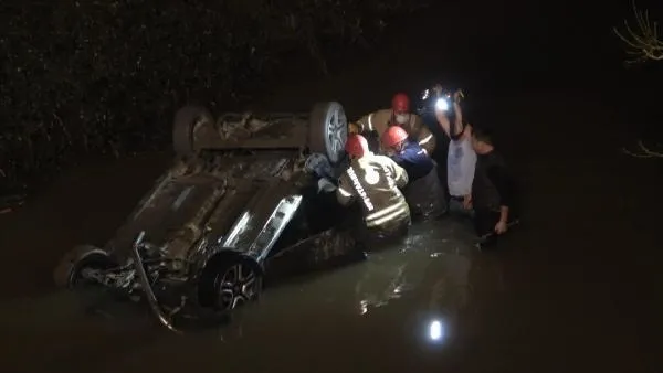 SON DAKİKA: Arnavutköy'de can pazarı: Otomobille dereye uçan anneyle kızın yardımına amca ve yeğen koştu-3