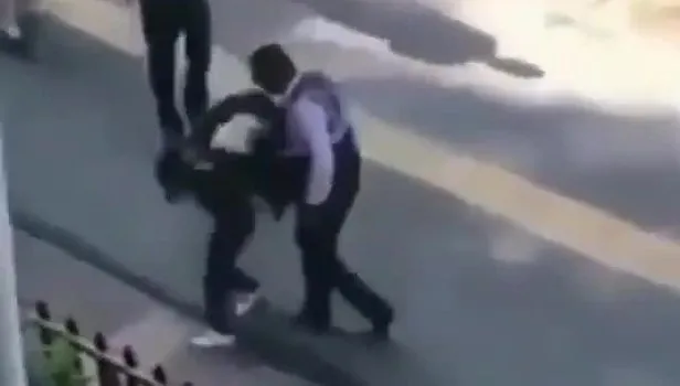 İsyan ettiren görüntü bu kez Diyarbakır'dan! Kağıt toplayan küçük çocuğa tokat, sosyal medyada tepki topladı