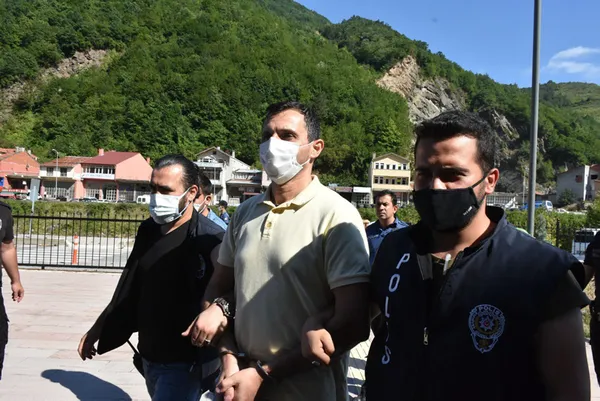 son-dakika-kastamonu-bozkurttaki-sel-felaketinde-yikilan-olcer-apartmaninin-muteahhidi-mehmet-ozkan-inebolu-adliyesine-sevk-edildi-1629292962385.jpg SON DAKİKA: Kastamonu Bozkurt'taki sel felaketinde yıkılan Ölçer Apartmanı'nın müteahhidi Mehmet Özkan İnebolu Adliyesi'ne sevk edildi-3