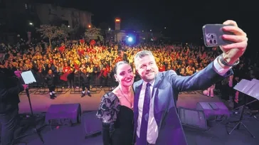 CHP’li Buca Başkanı Para yok diyerek maaşları ödemedi! Türkücü sevgilisiyle beraber Phuket’e gitti