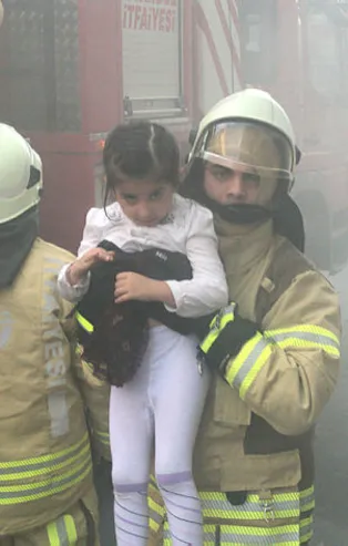 İstanbul'da can pazarı! 20 kişi yangında mahsur kaldı