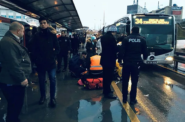 Son dakika: Metrobüsün çarptığı yolcu hayatını kaybetti