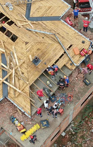 Trabzon'da inşaat halindeki binanın çatısı çöktü: 2 işçi enkaz altında