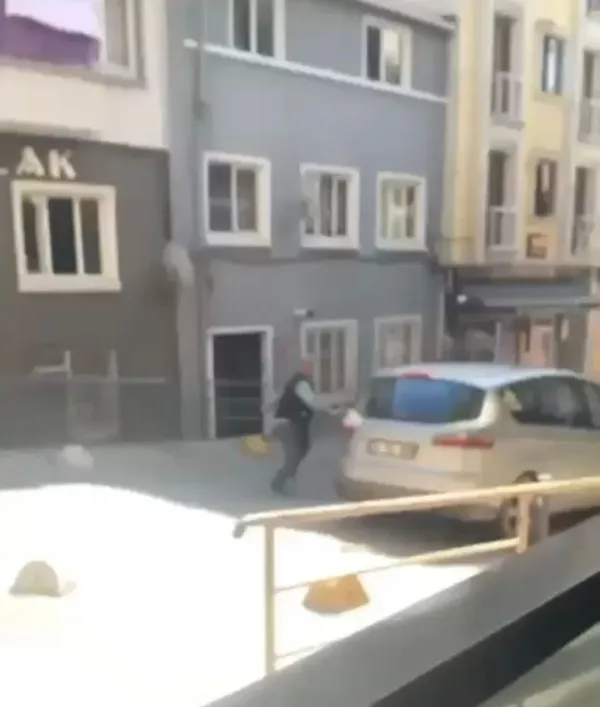 kadikoyde-otomobil-surucusu-ile-kagit-toplayicisi-arasinda-bicakli-tasli-cekicli-kavga-1652860260570.jpg Kadıköy'de otomobil sürücüsü ile kağıt toplayıcısı arasında bıçaklı taşlı çekiçli kavga-6