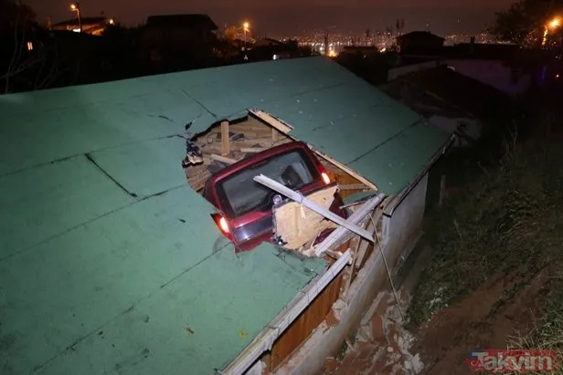 Otomobil çatıdan eve girdi mahalleli ayağa kalktı