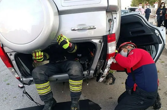 Denizli'de cipiyle takla atan şahıs aracın içerisine sıkıştı