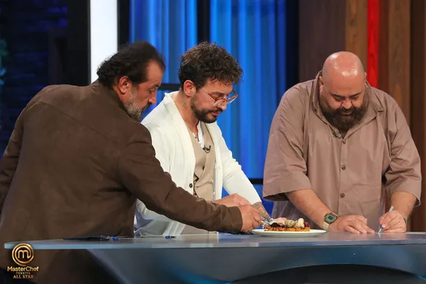 masterchef-kaptanlik-oyununu-kim-kazandi-haftanin-yeni-takim-kaptanlari-kimler-9-ekim-2023-masterchef-mavi-kir-1696881439214.jpg HAFTANIN YENİ TAKIM KAPTANLARI kimler? MasterChef kaptanlık oyununu kim kazandı? 9 Ekim 2023 MasterChef MAVİ-KIRMIZI takım...-2