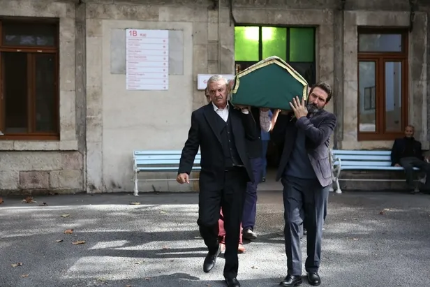 trtin-yeni-dizisi-yurek-cikmazi-hikayesiyle-ziril-ziril-aglatti-atike-hinclierin-kaleminden-cikti-cennetin-yas-1667316915274.jpg Cennet'in yaşadıkları az buz değil! TRT'in yeni dizisi Yürek Çıkmazı hikayesiyle zırıl zırıl ağlattı! Meğer...-6