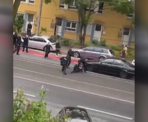 almanyada-tedavi-icin-hastaneye-giderken-rahatsizlanan-turk-vatandasina-polis-siddeti-1621194044463.jpeg Almanya'da tedavi için hastaneye giderken rahatsızlanan Türk vatandaşına polis şiddeti-4