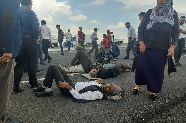 Son dakika: Kars'ta şiddetli rüzgar, diyaliz hastalarının minibüsünü devirdi: 6 yaralı
