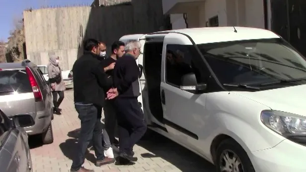 yozgatta-firari-fetocu-evinin-yatak-odasindaki-gizli-bolmede-yakalandi-1615225417920.jpeg Yozgat'ta firari FETÖ'cü evinin yatak odasındaki gizli bölmede yakalandı!-3