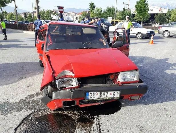 Son dakika: Denizli'de ekip otosu ile otomobil çarpıştı: 2'si polis, 5 yaralı-1