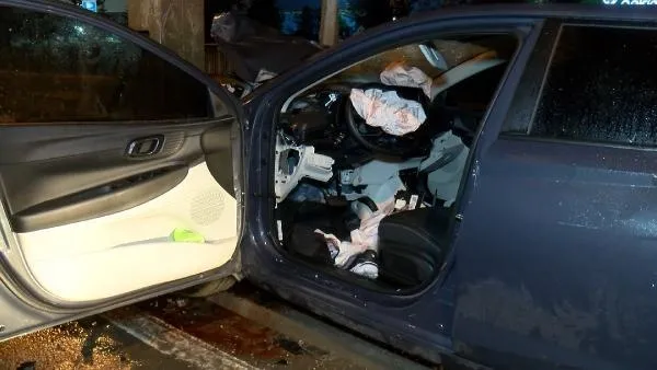 Sultanbeyli'de bariyerleri aşan otomobil yön tabelasına çarparak durabildi-5