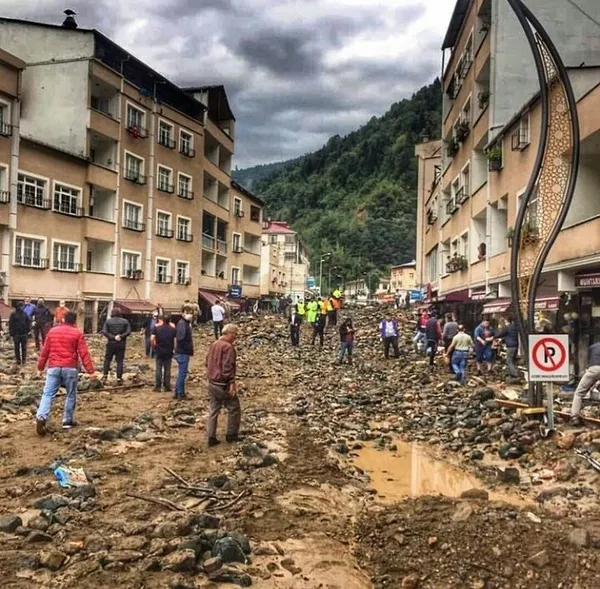 derelide-hayat-normale-donuyor-ana-cadde-temizlendi-asfalti-serildi-ve-cizgileri-cizildi-1598785587267.jpeg Dereli'de hayat normale dönüyor! Ana cadde temizlendi, asfaltı serildi ve çizgileri çizildi-2
