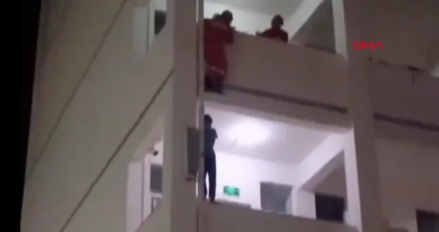 Çin’de itfaiyeci, balkondan atlamaya çalışan öğrenciyi kurtardı! O anlar böyle görüntülendi-1