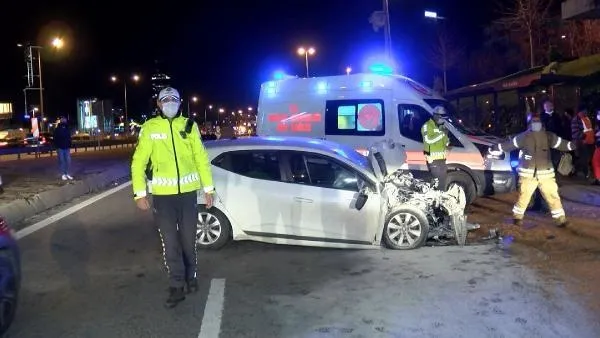 Kadıköy’de feci kaza! Özel halk otobüsüne çarpan otomobil yandı-3