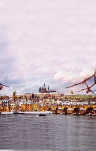 Soğukta kalan Avrupa son olarak öğrencilere battaniye dağıttı