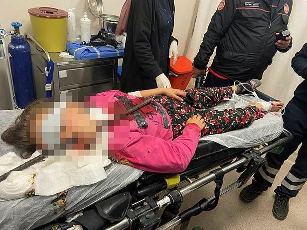 adanada-insaatta-dusen-kucuk-kizin-bogazina-demir-cubuk-saplandi-agzindan-cikti-1641826575196.jpeg Adana'da inşaatta düşen küçük kızın boğazına demir çubuk saplandı! Ağzından çıktı...-2