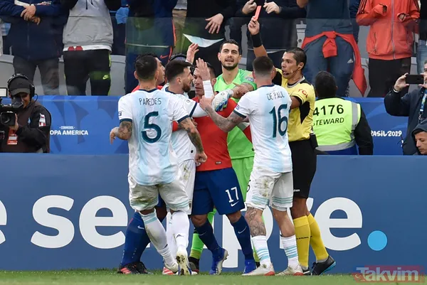 Messi ve Medel fena kapıştı! Kırmızı kartlar havada uçuştu - 8