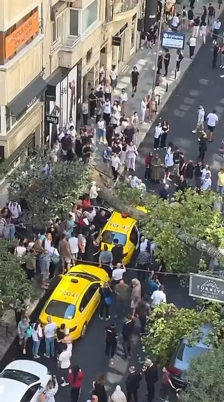 sislide-park-halindeki-araclarin-uzerine-agac-devrildi-1787745824326.jpeg Harbiye’de ağaç devrildi: 2 araç ezildi yol kapandı-2