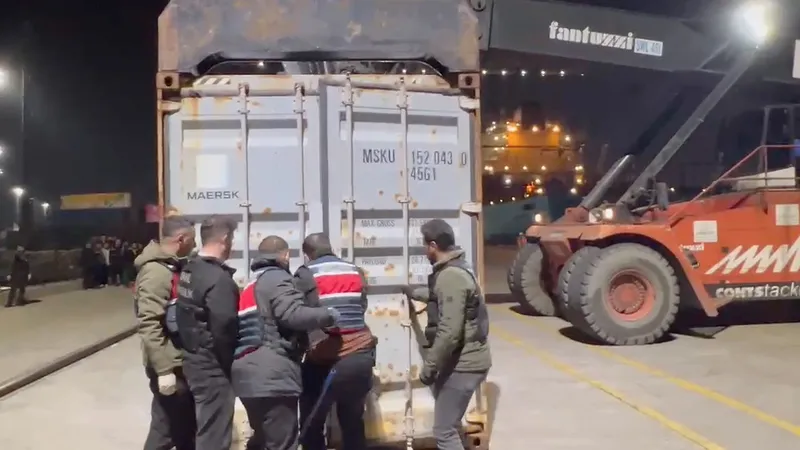 zehir-sebekesinin-panama-oyunu-bozuldu-500-milyonluk-uyusturucu-sokaklara-ulasmadan-yakalandi-1776551235276.jpg Zehir şebekesinin "Panama" oyunu bozuldu: 500 milyonluk uyuşturucu sokaklara ulaşmadan yakalandı-2