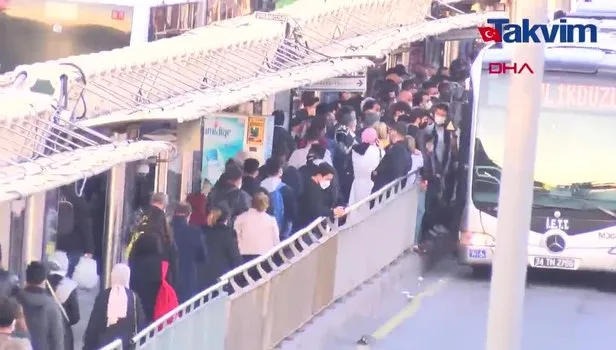 Metrobüs durakları iş çıkışı yine doldu taştı! İşte o görüntüler…