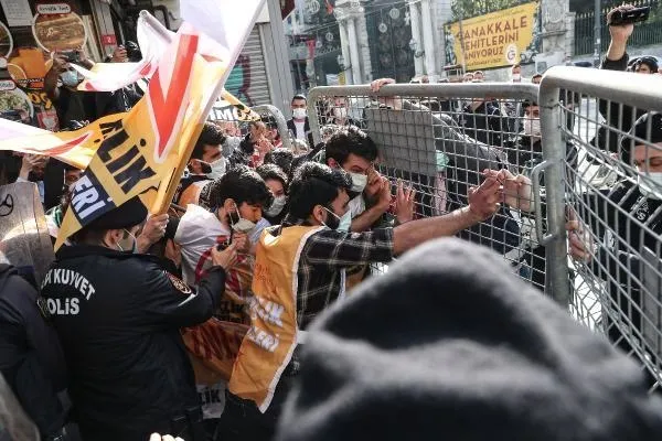 SON DAKİKA: 1 Mayıs provokasyonu: Taksim'e yürümek isteyen grup polis tarafından gözaltına alındı-7