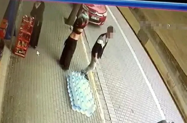 İstanbul Avcılar'da rezil olay! Yakalanınca sokak ortasında çırılçıplak soyundu