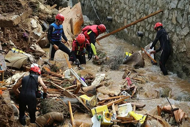 Rize'deki sel felaketinde kaybolan iki kişi aranıyor-2