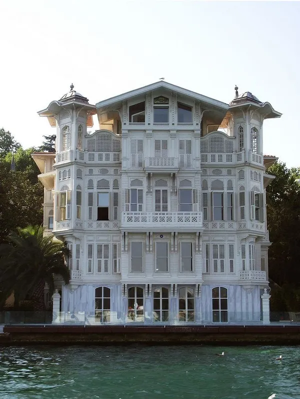 Her şey bir fotoğrafla başladı! Hacı Sabancı’nın bahçesinde yaptığı sporla gündem olan yalı ürkütüyor-7